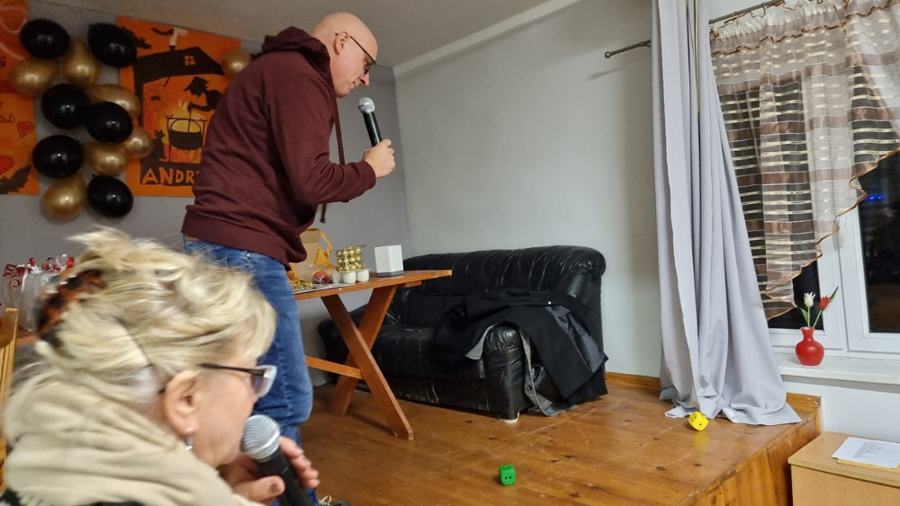 marek, rzut kostkami, mikrofon, zabawa,