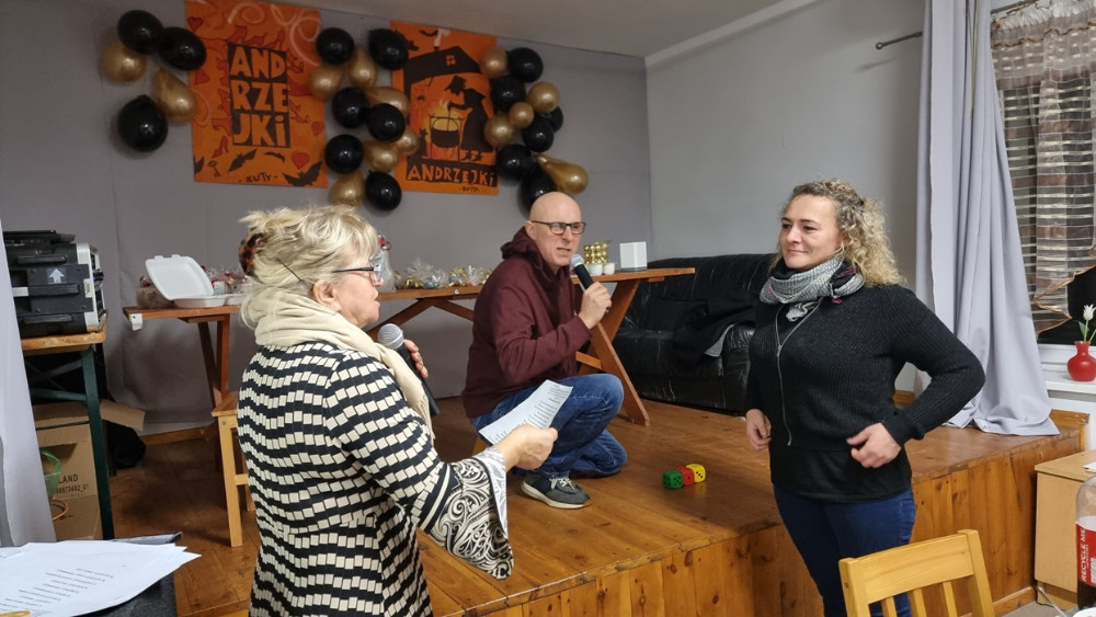 zabawa, przepowiednia, czytaniez kartki, mikrofony,.