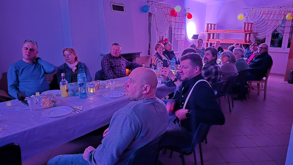 ludzie, słuchacze, świetlica, koncert,