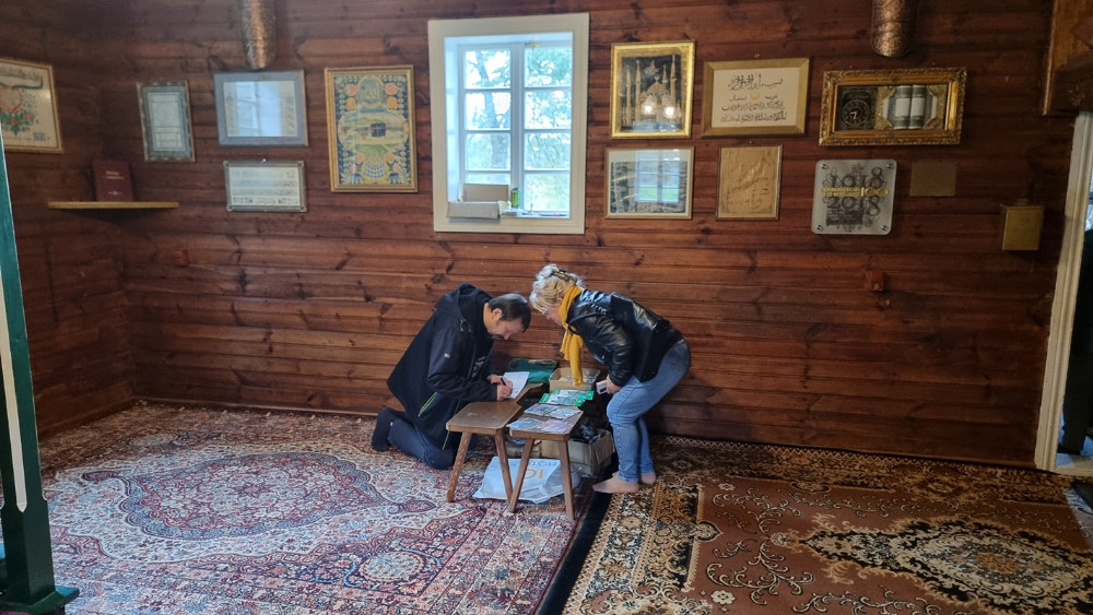 wystrój ścian meczetu, ludzie,