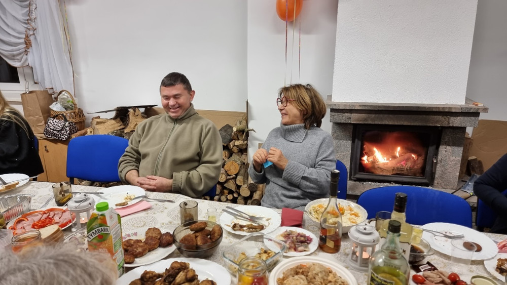 niebieska karteczka, dobra wiadomość, zabawa, kominek,