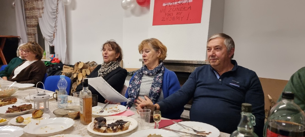 piesni patriotyczne, spiew ludzi, zabawa,