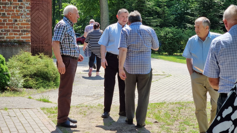 ksiądz, wierni, zakończenie pikniku,