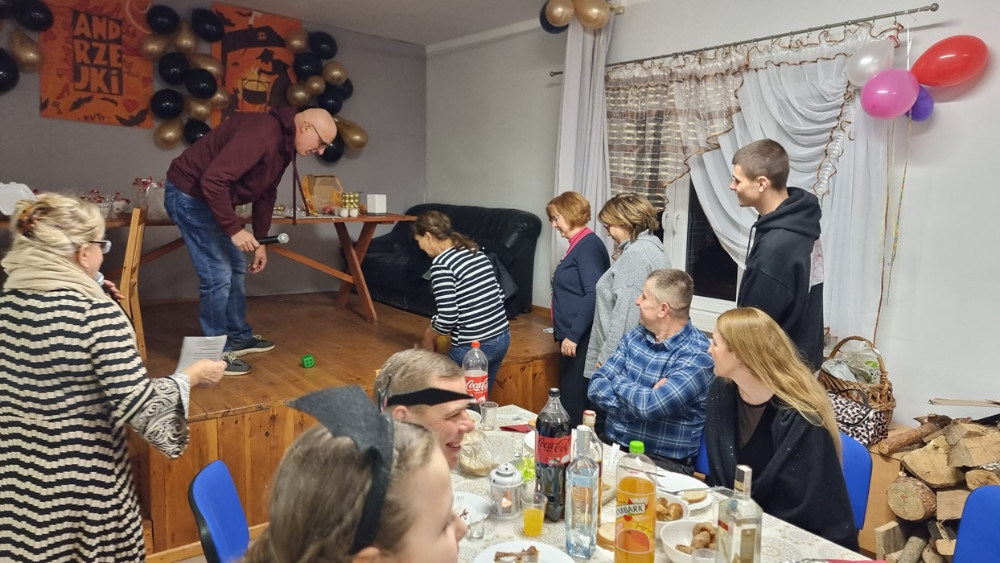 rzucanie kostkami, zabawa, grupa ludzi,