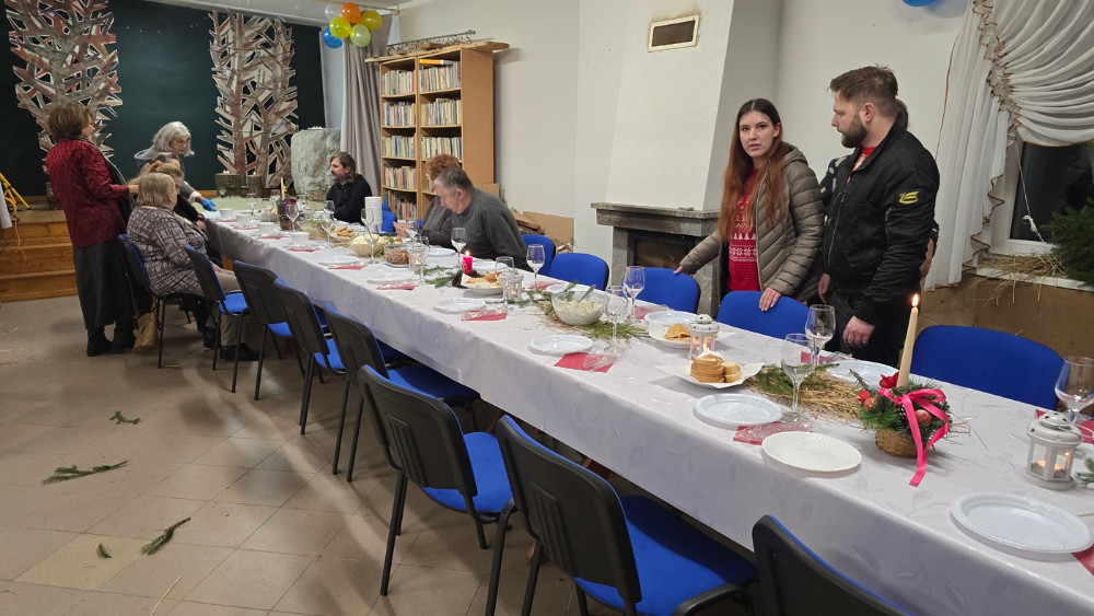 siadanie do stołu, świetlica, ludzie, kominek,