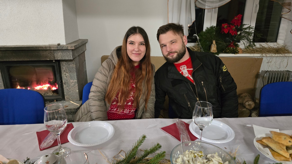 maja i janek, ludzie, świetlica, kominek, sala, stół,