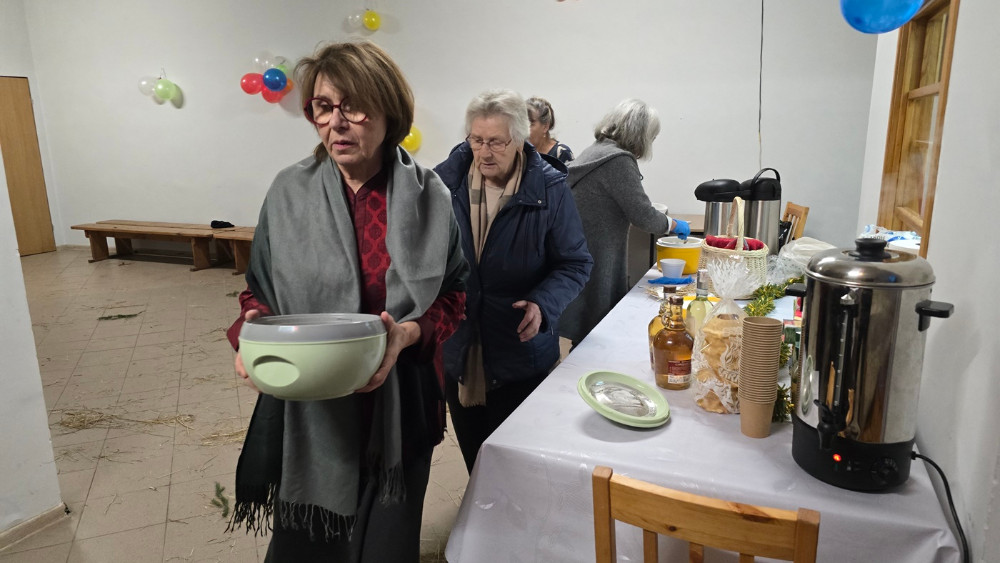 ewa, mirka, stół, podawanie potraw,
