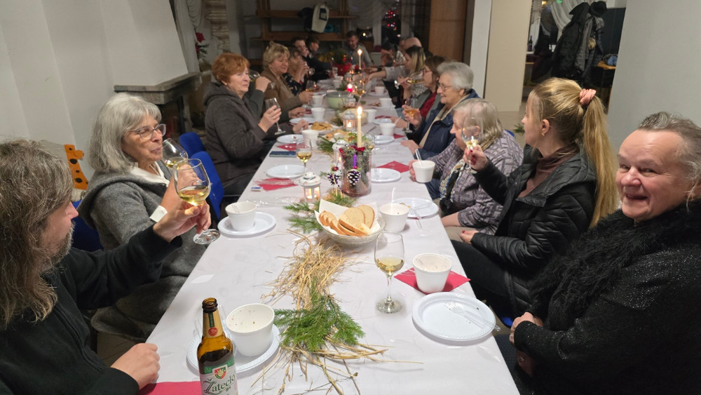 toast, kolacja, spotkanie przy stole, mazury,