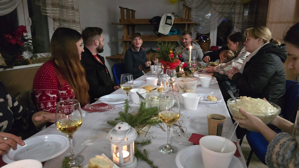 radosne spotkanie, kolacja przy świecach,