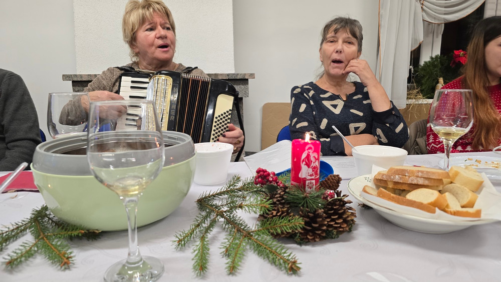 harmonia, śpiewanie kolęd, kolacja wigilijna,