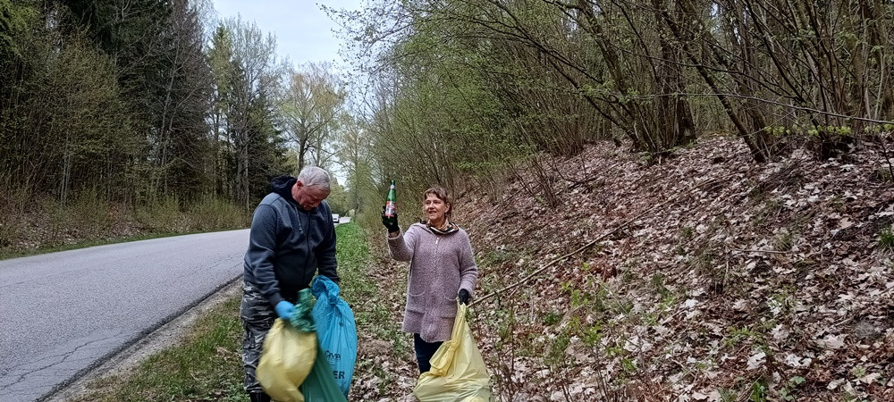 sprzątanie wsi, pusta butelka, butelka śmiec, beata,