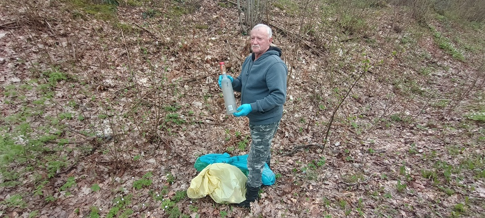 czesław, butelka śmieć, butelka po wódce,