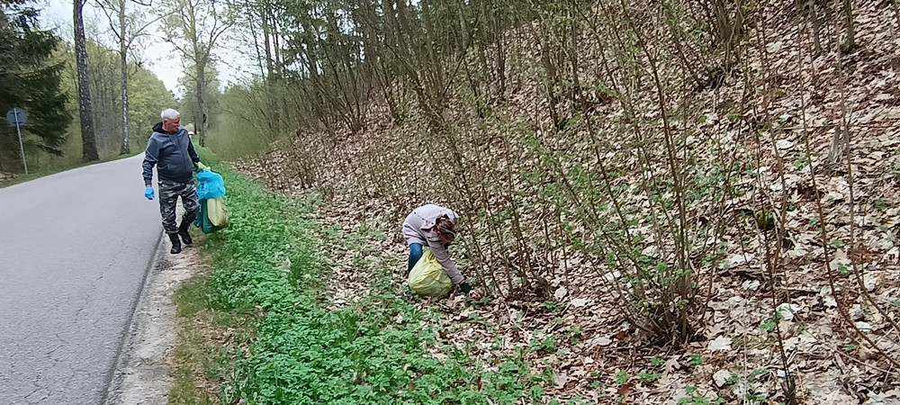 sprzątanie drogi, śmieci, czysta wieś,