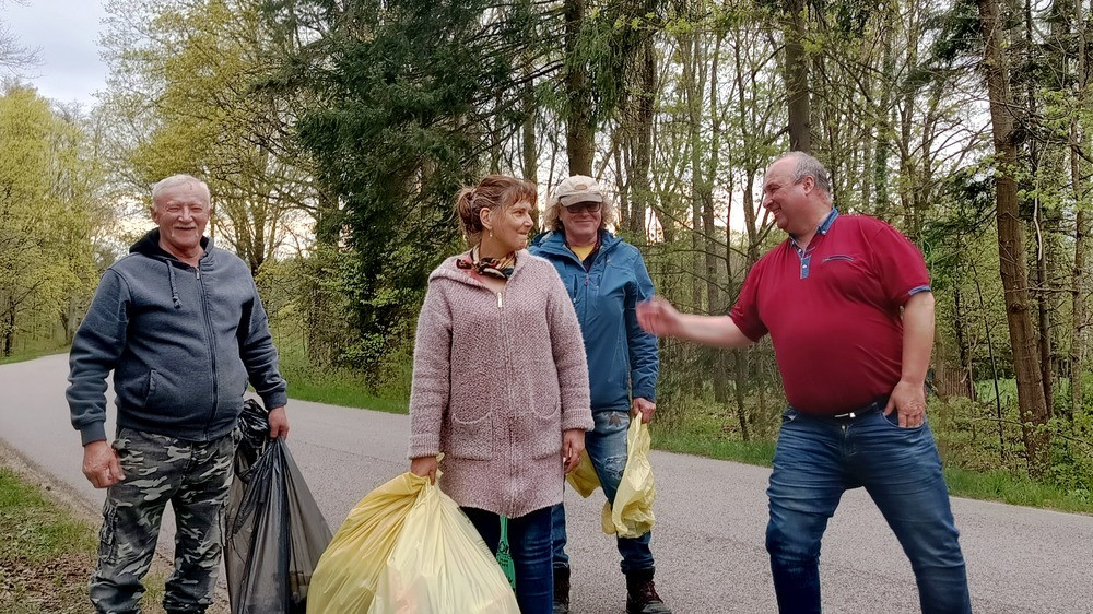 grupa sprzątająca, mieszkańcy Kut, zabawa przy sprzątaniu,