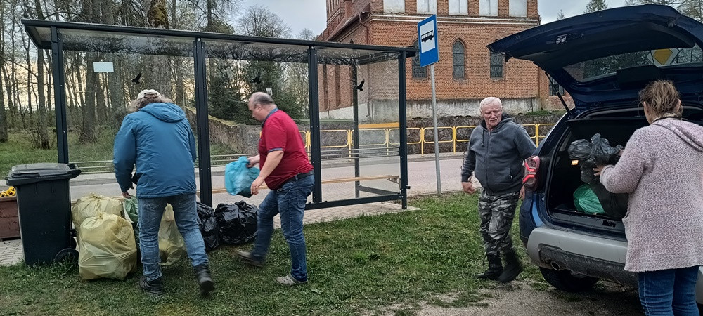 worki ze śmieciami, wyładunek śmieci, mieszkańcy Kuty,