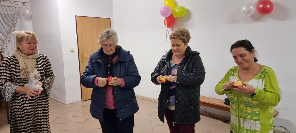 zabawa, konkurs, skórka z jabłka, uczestnicy,
